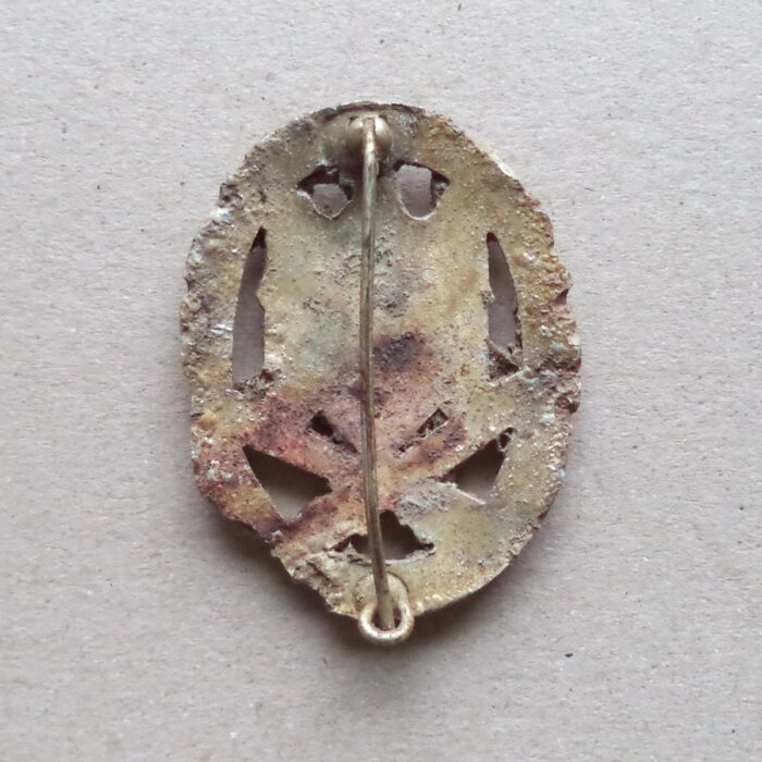 K 036 (2) General Assault Badge Kurland relic - Image 2