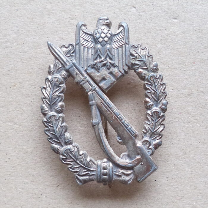 A 091 (1) Infantry Assault Badge in Silver - riveted - Image 1
