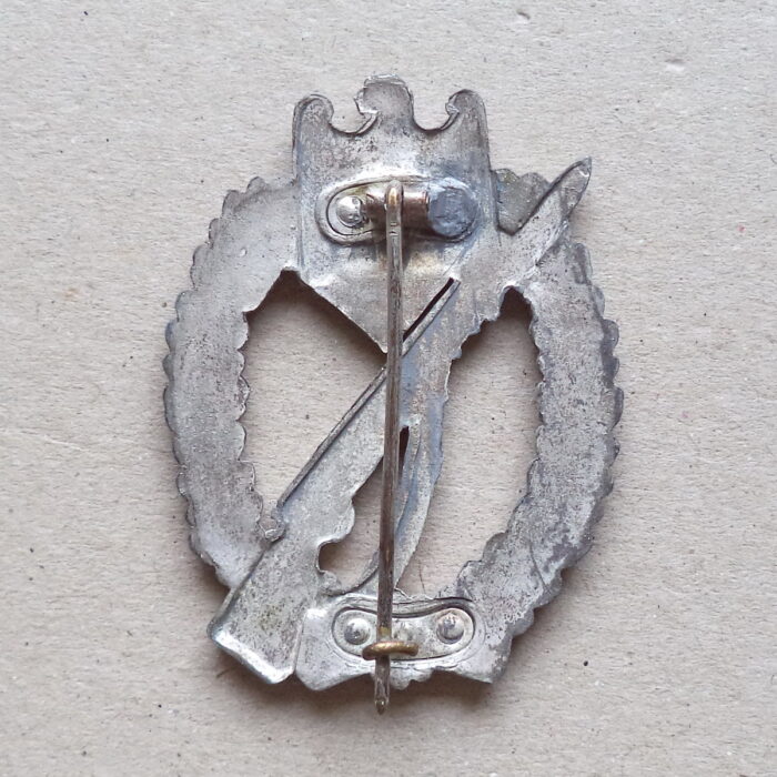 A 091 (2) Infantry Assault Badge in Silver - riveted - Image 2