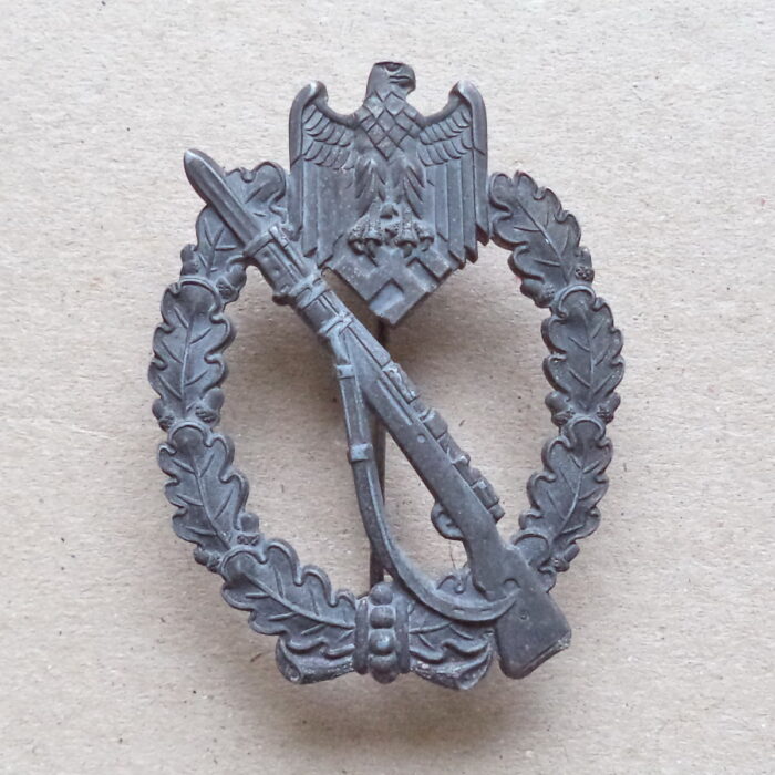 A 095 (1) Infantry Assault Badge in Silver - E. Ferdinand Wiedmann - Image 1