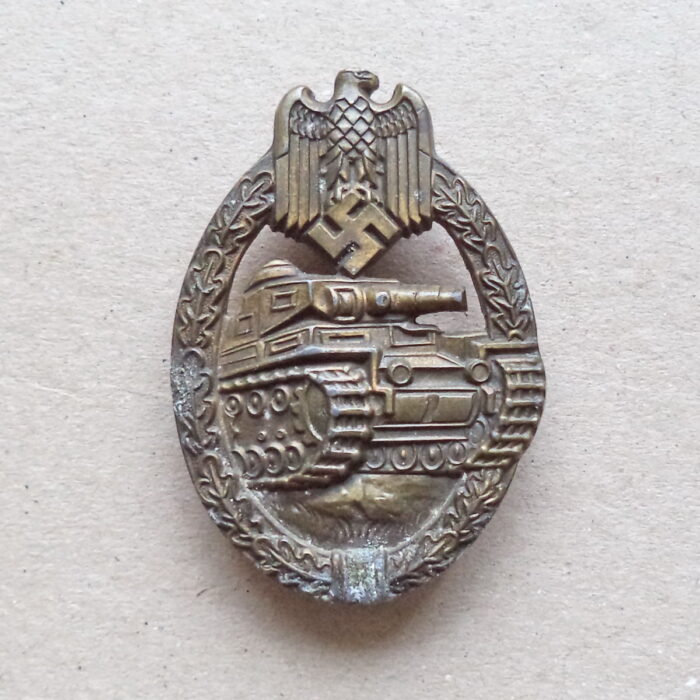 A 096 (1) Tank Assault Badge in Bronze - E W E - Image 1