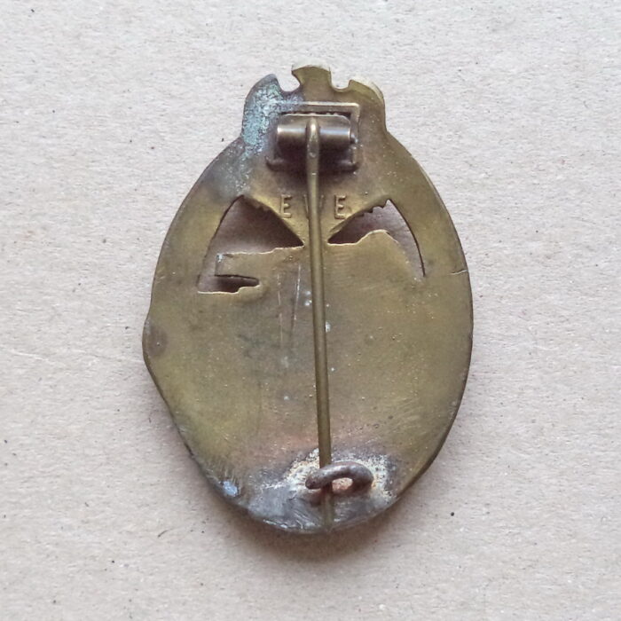 A 096 (2) Tank Assault Badge in Bronze - E W E - Image 2