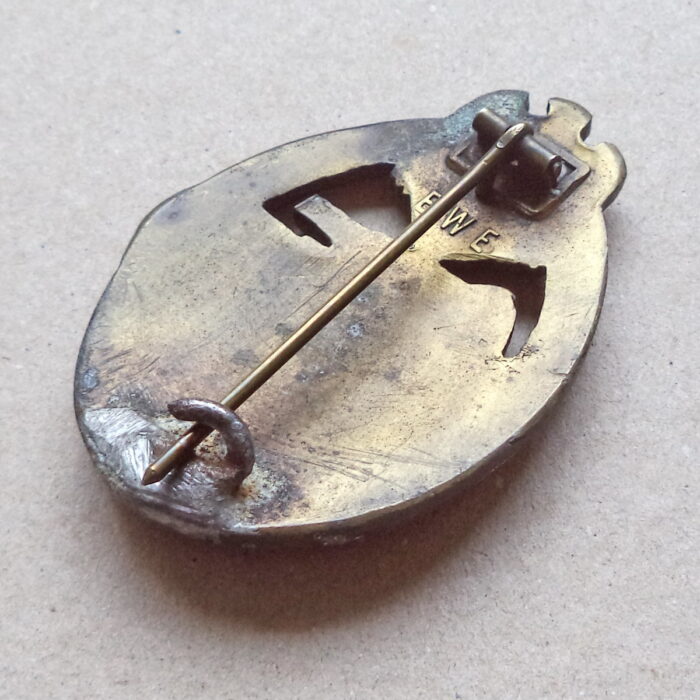 A 096 (4) Tank Assault Badge in Bronze - E W E - Image 4