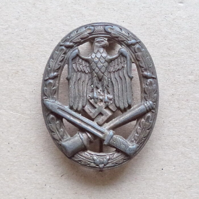 A 099 (1) General Assault Badge - Image 1