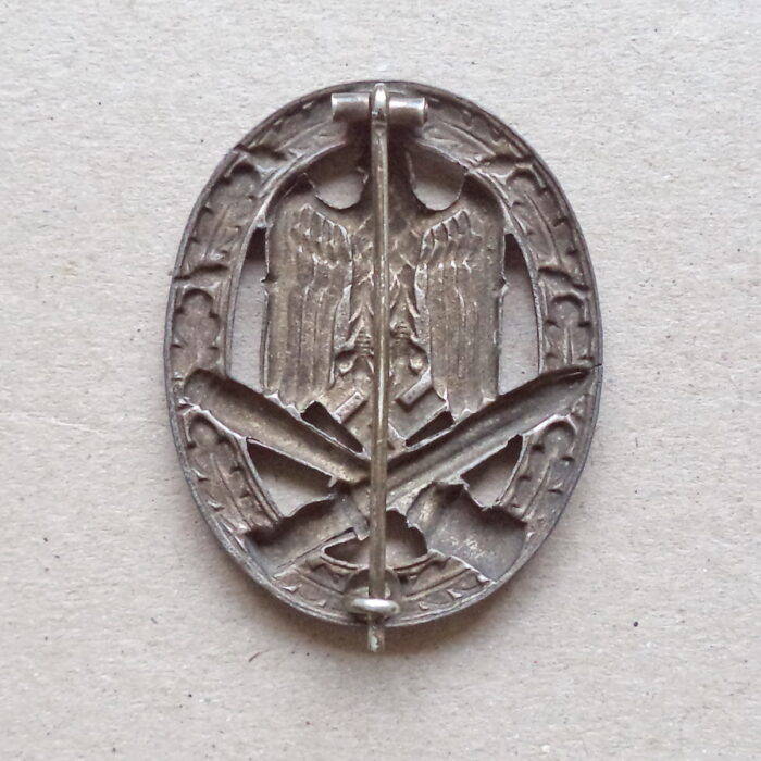 A 099 (2) General Assault Badge - Image 2