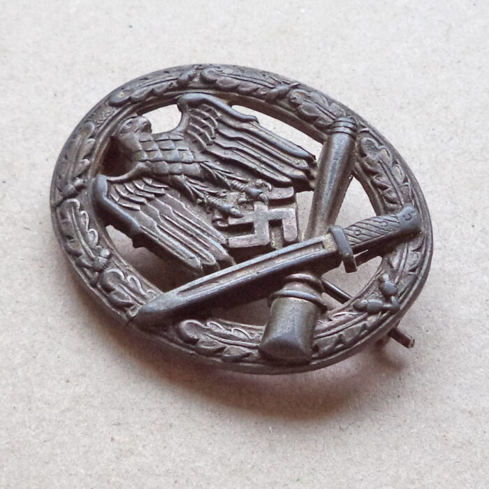 A 099 (3) General Assault Badge - Image 3
