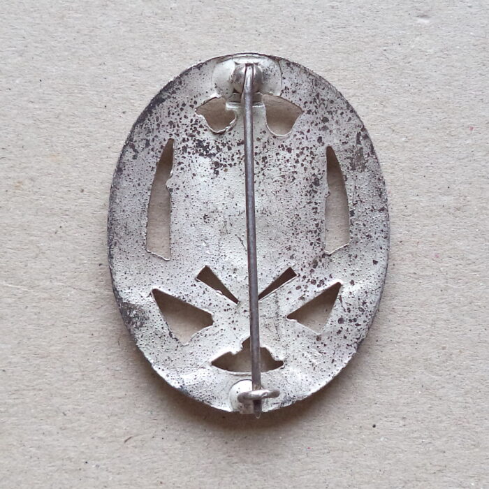 A 101 (2) General Assault Badge - Image 2