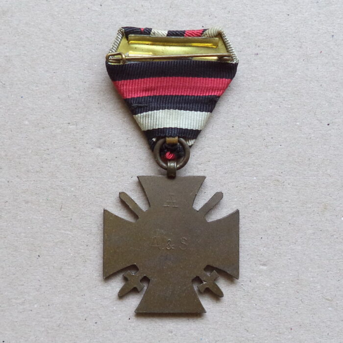 A 102 (2) World War Honor Cross for Combattants - Parade Bar - Image 2