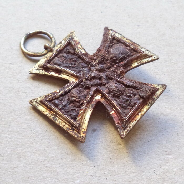 K 040 (3) Iron Cross 2. Class 1939 Kurland relic - 123 - Image 3