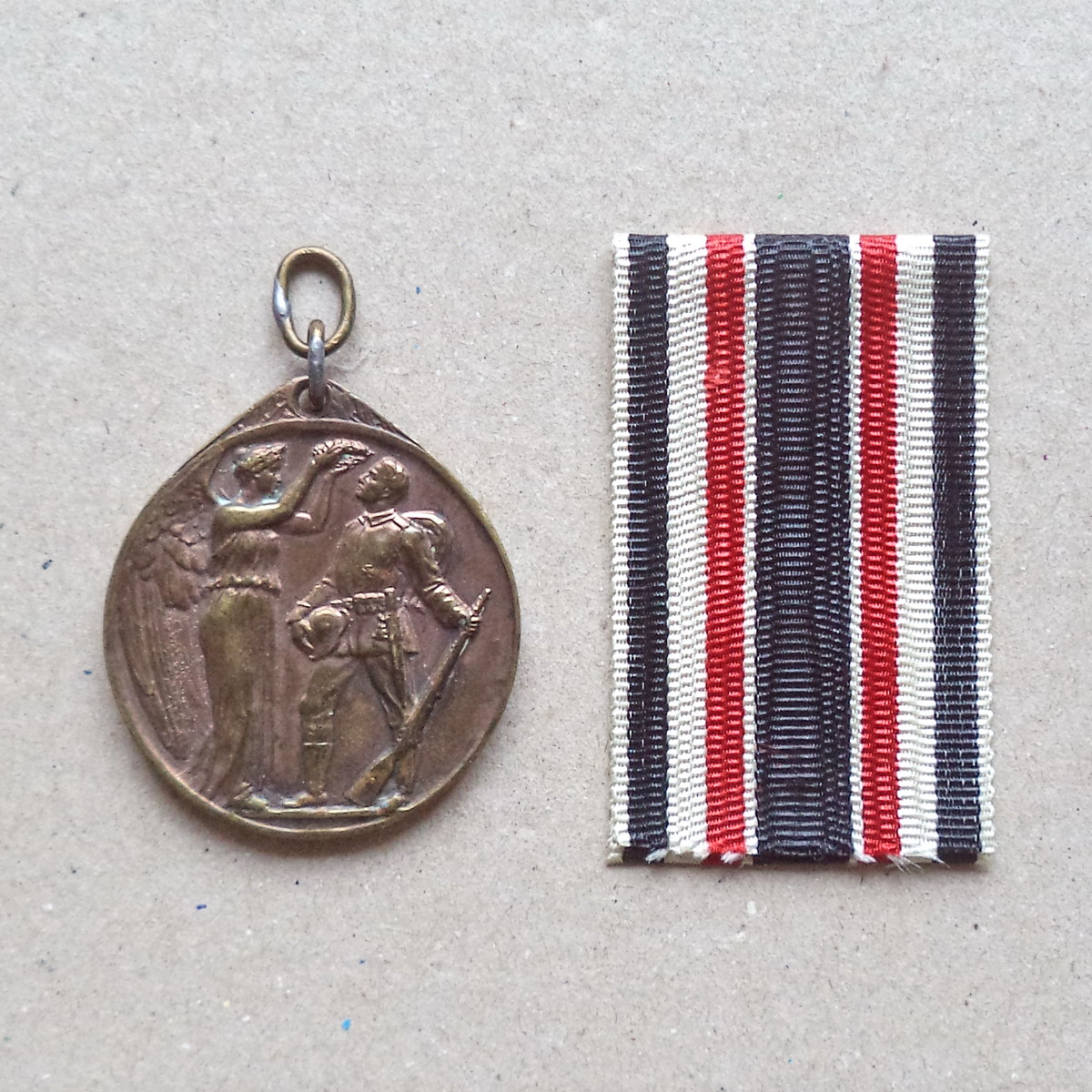 A 122 (1) German World War Honor Legion Commemorative Medal - Image 1
